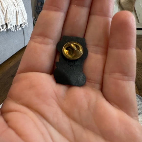 Vintage 1990 Kentucky Derby Festival Pegasus Pin - Picture 2 of 2